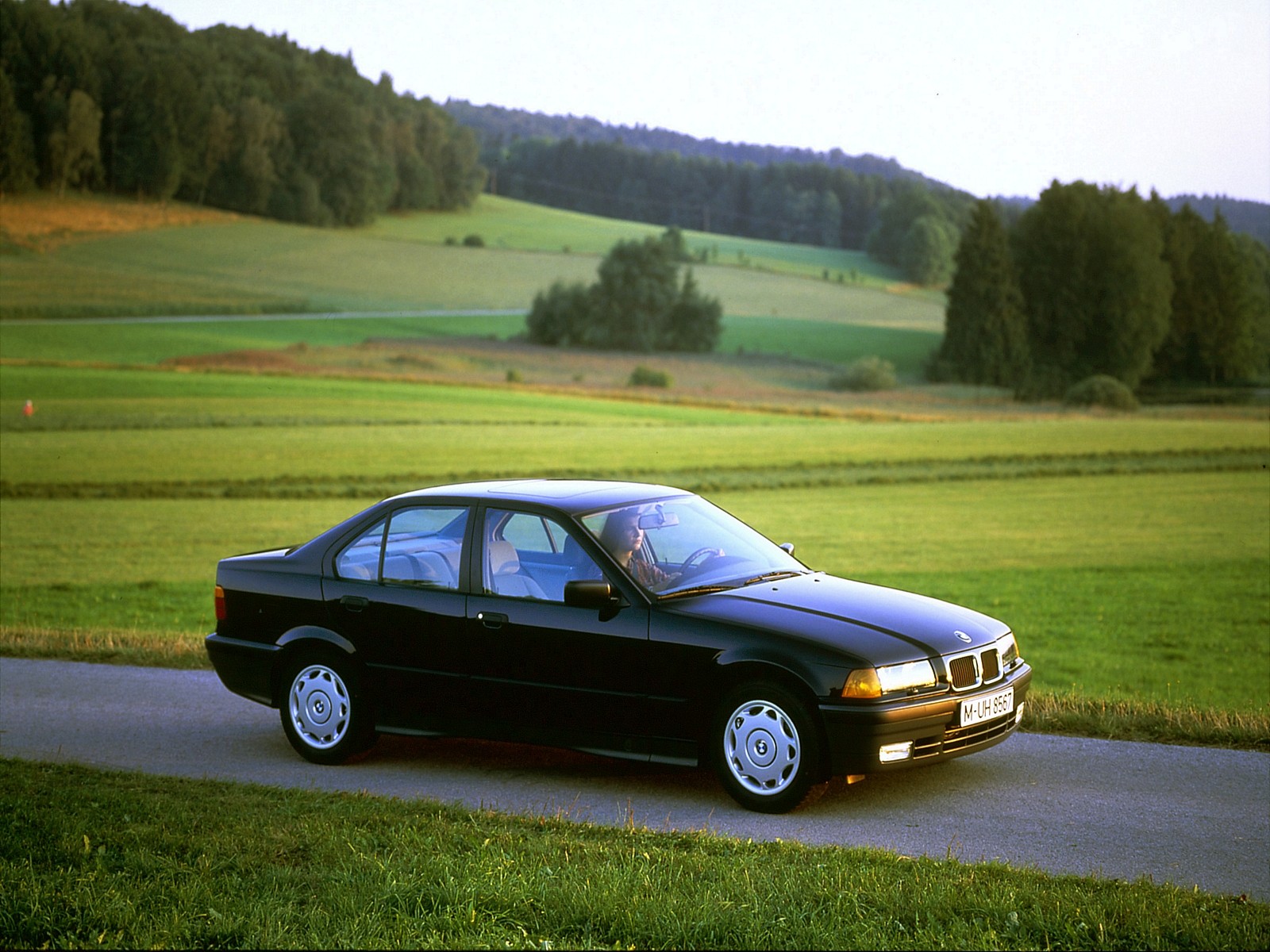 BMW 318i 1991 photo - 7