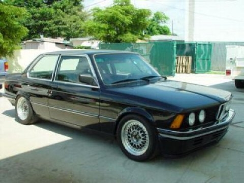 BMW 320i 1982 photo - 4