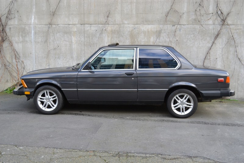 BMW 320i 1982 photo - 9