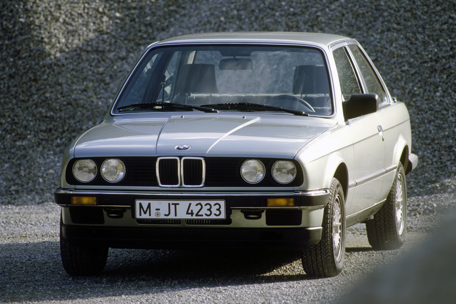 BMW 323i 1985 photo - 7