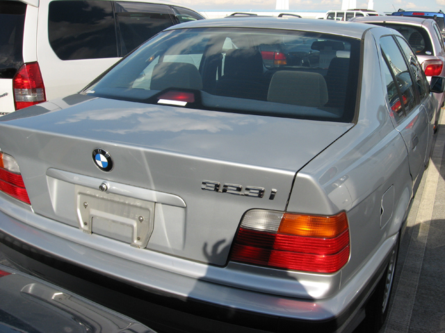 BMW 323i 1998 photo - 10