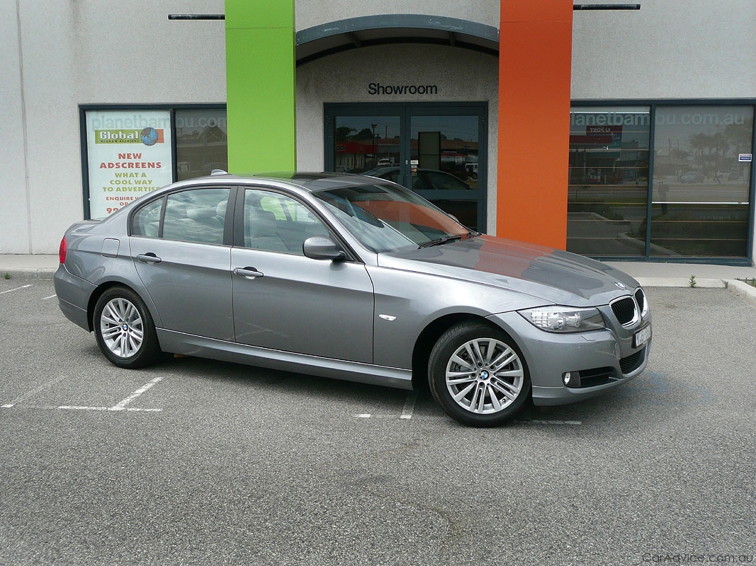 BMW 323i 2011 photo - 4