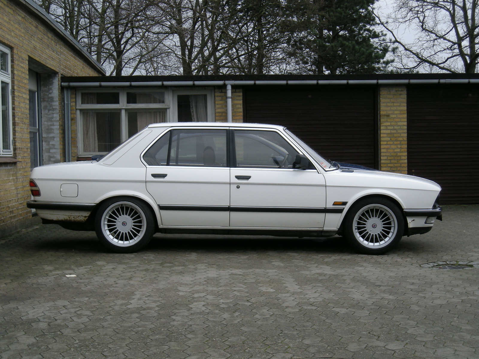BMW 525i 1985 photo - 2