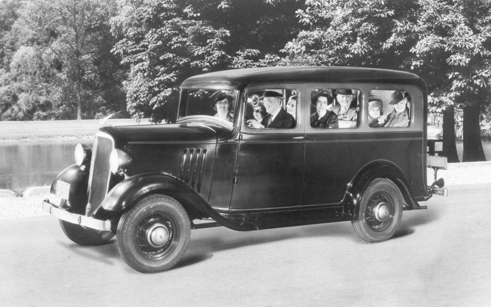 Chevrolet suburban 1933 photo - 1