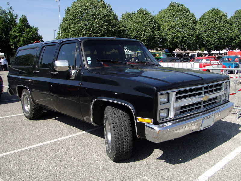 Chevrolet-Suburban-1987-3.jpg