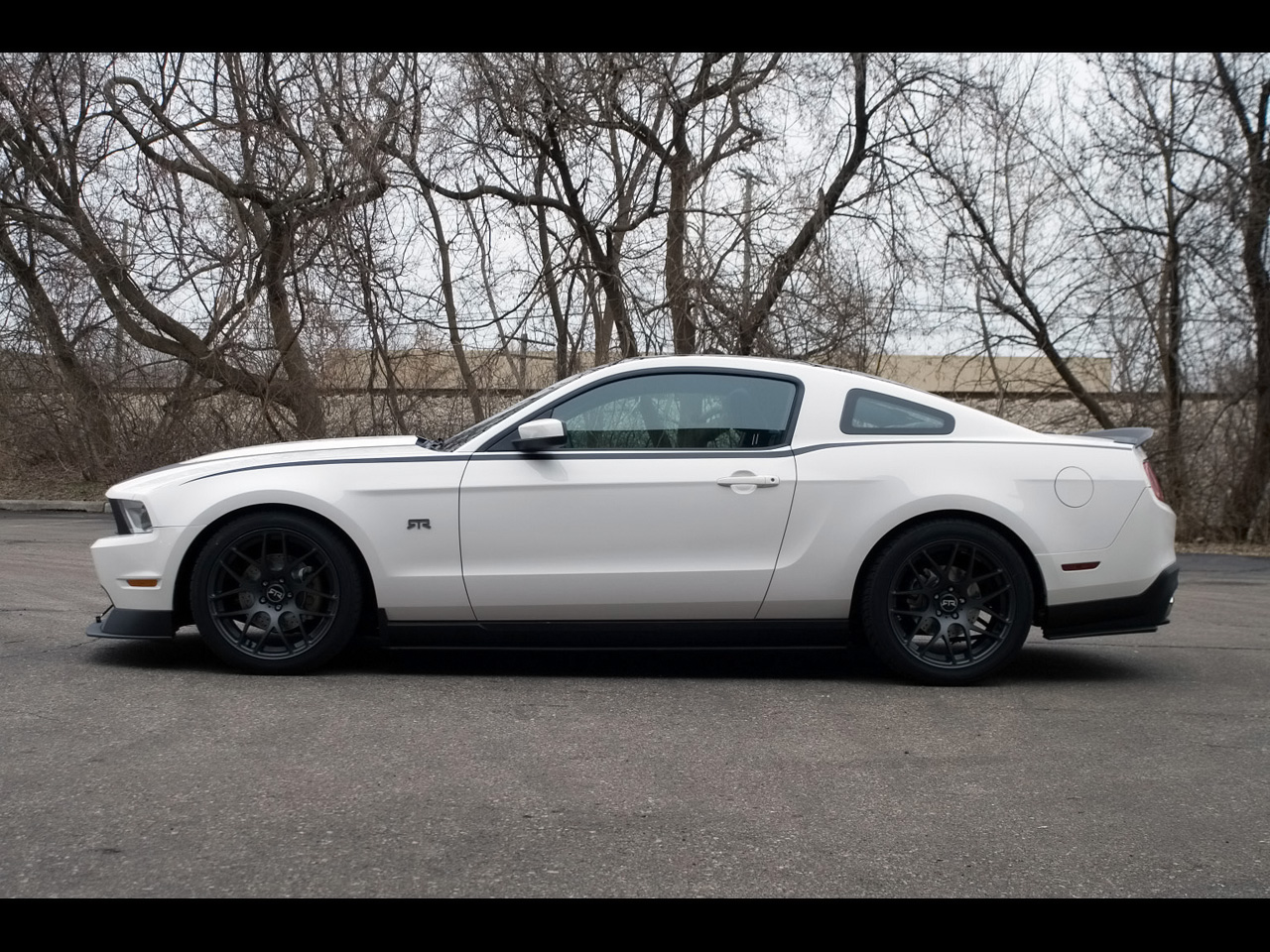 Ford Mustang 2011 photo - 9