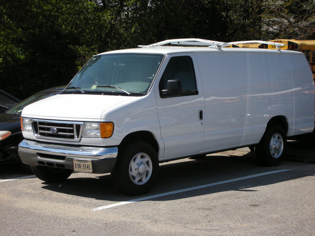 Ford Van 2007 photo - 1