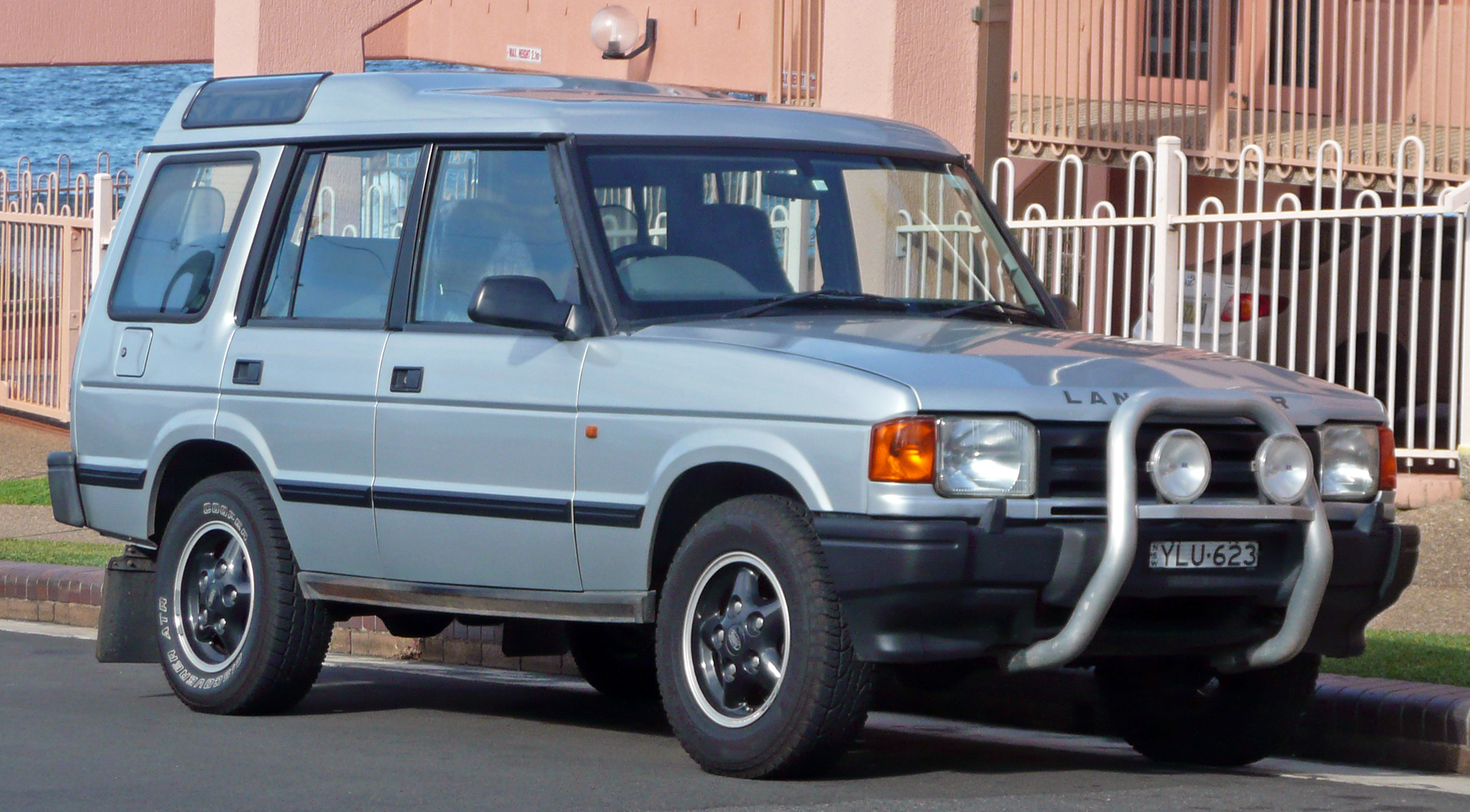 Land Rover Discovery 1994 photo - 2