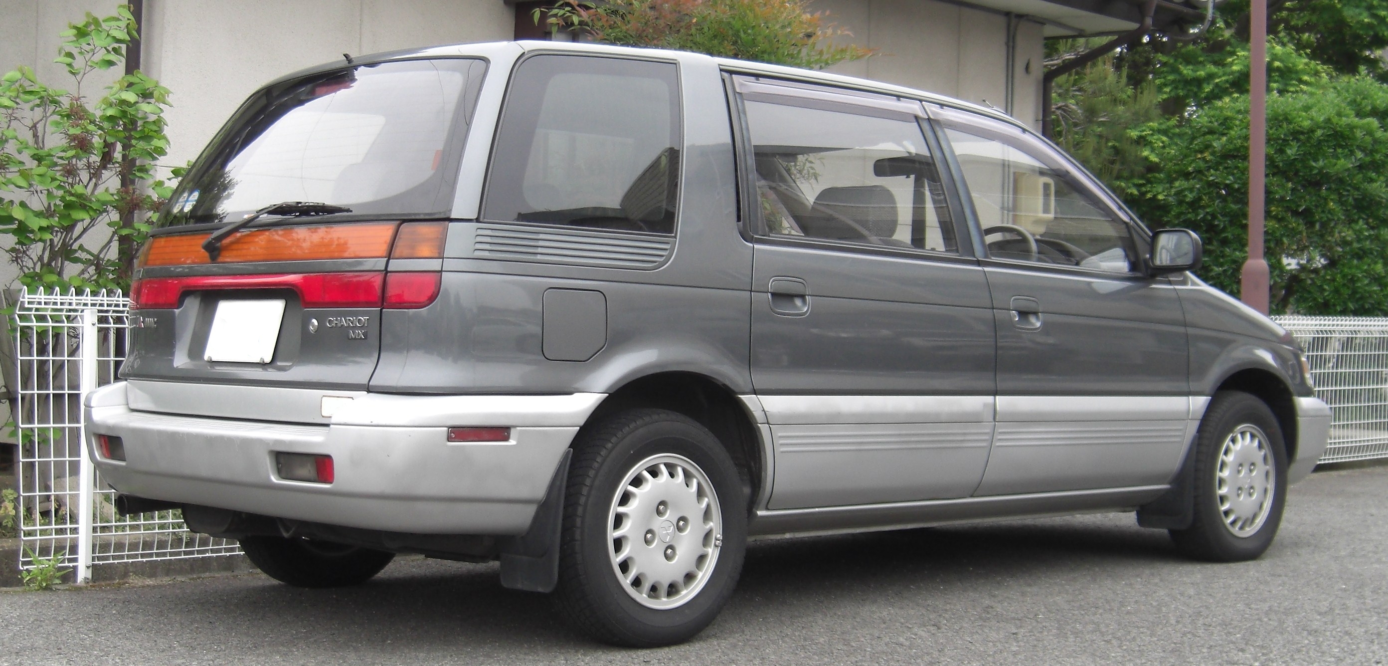 Mitsubishi Chariot 1998 photo - 2