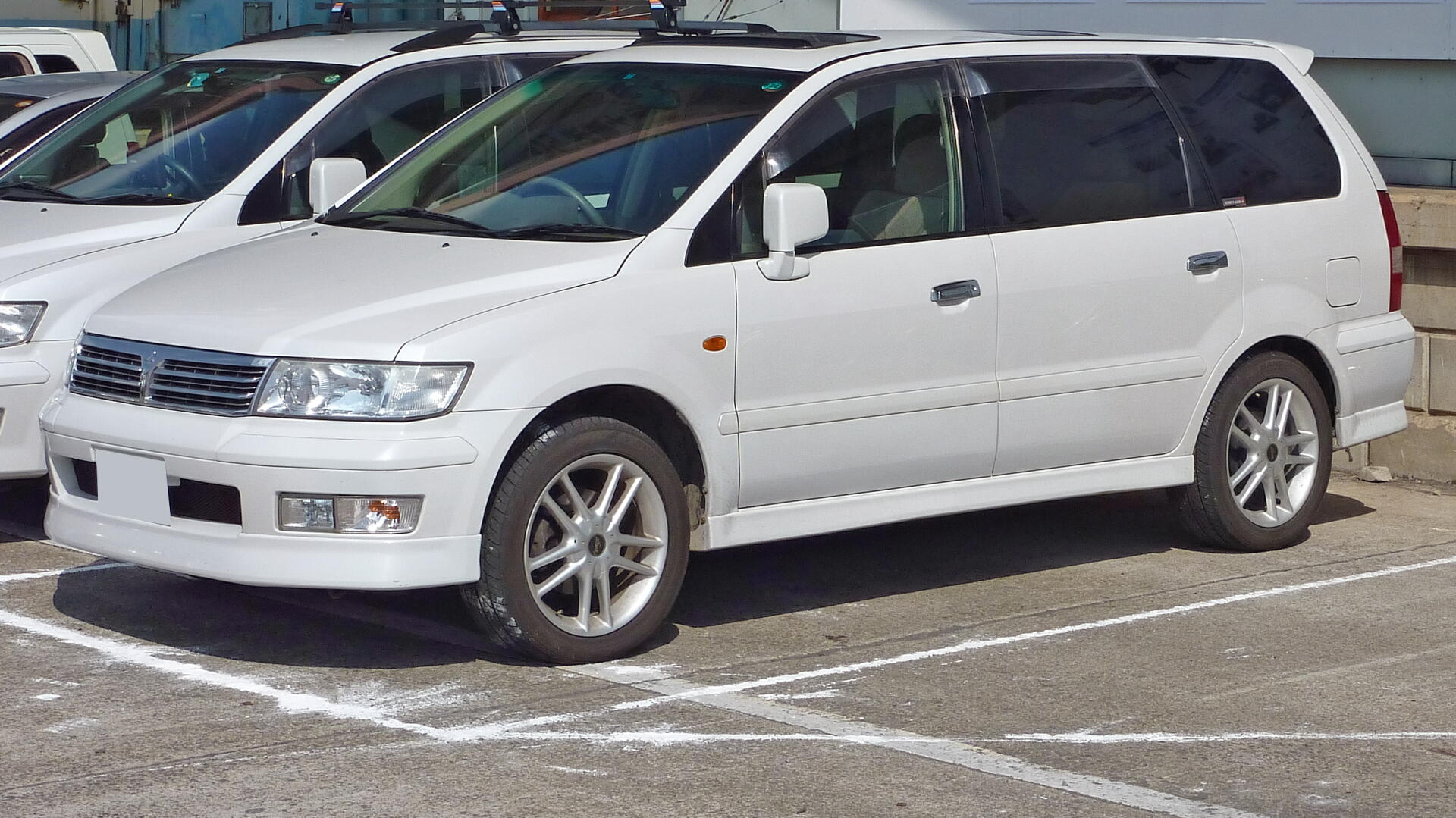 Mitsubishi Grandis 2014 photo - 2