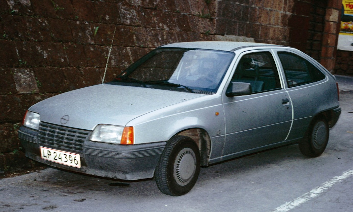 Opel Kadett 2000 photo - 1