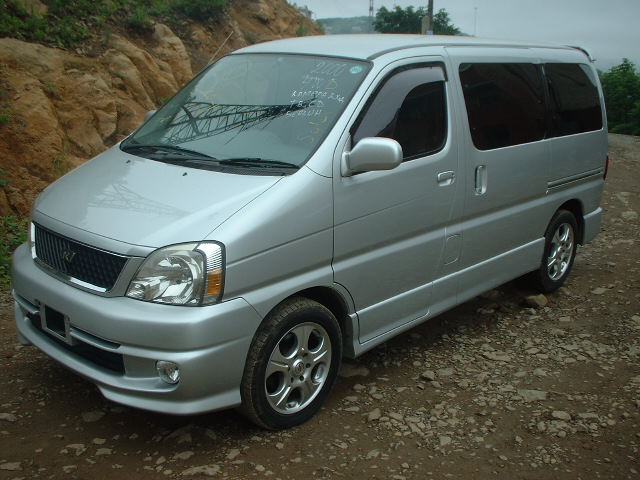 Toyota Regius 2000 photo - 1