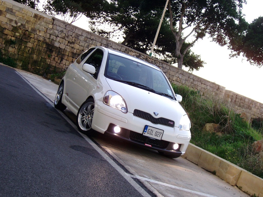 Toyota Vitz 2002 photo - 5