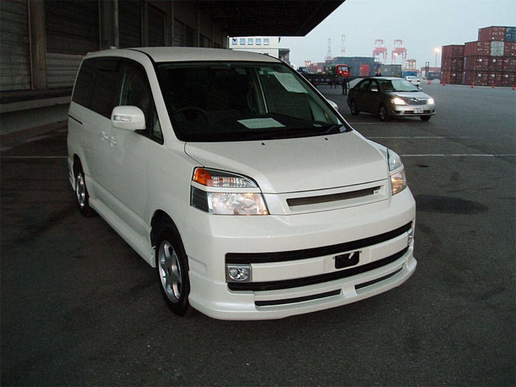 Toyota voxy 2003 photo - 2