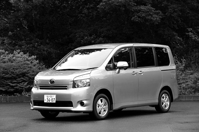 Toyota Voxy 2008 photo - 4