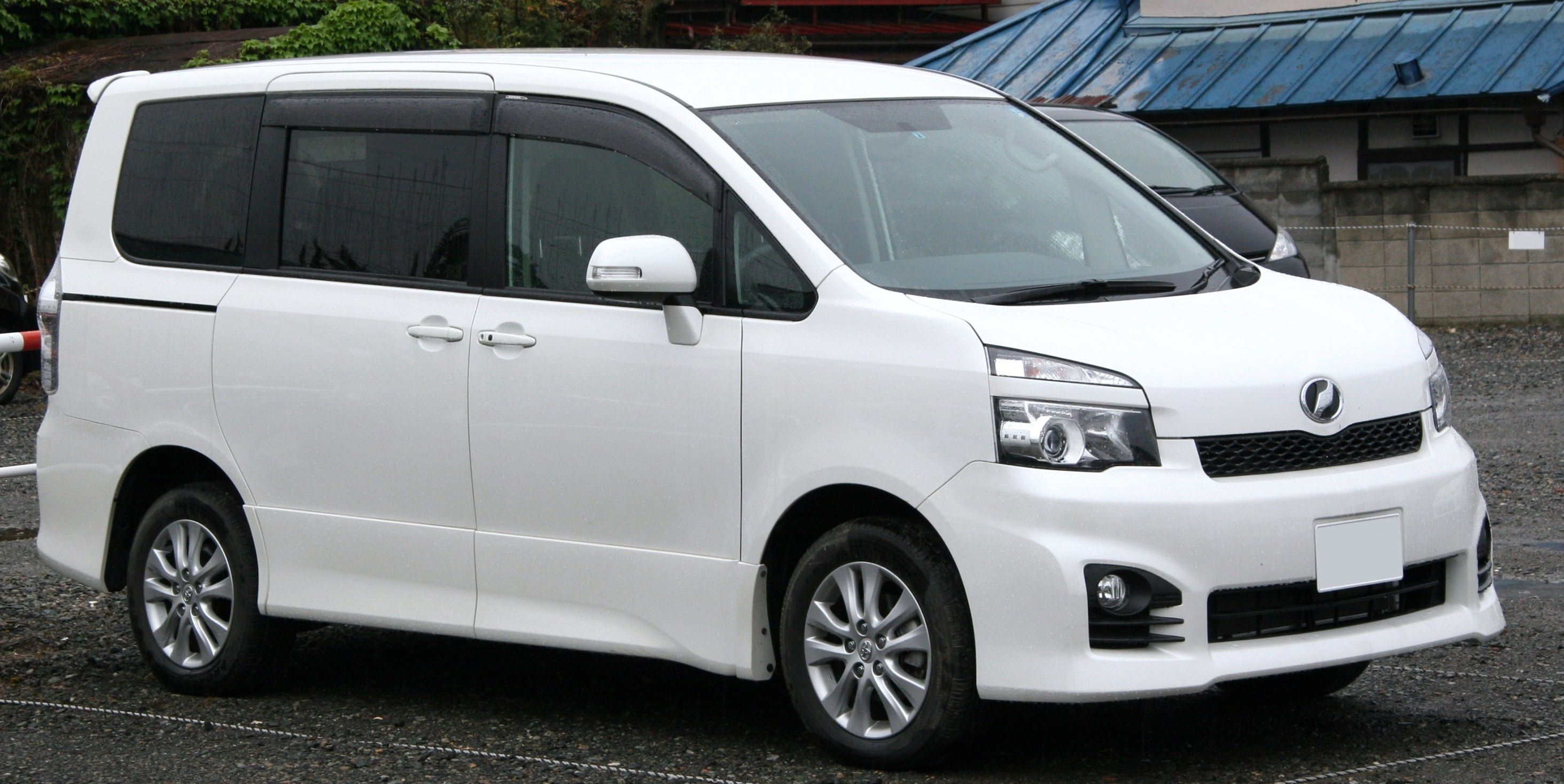 Toyota voxy 2011 photo - 2