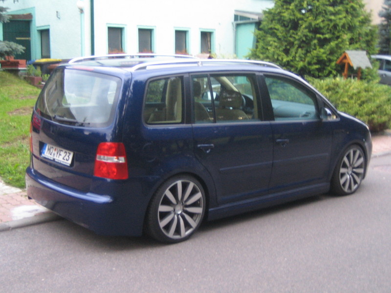 Volkswagen Touran 2004 photo - 1
