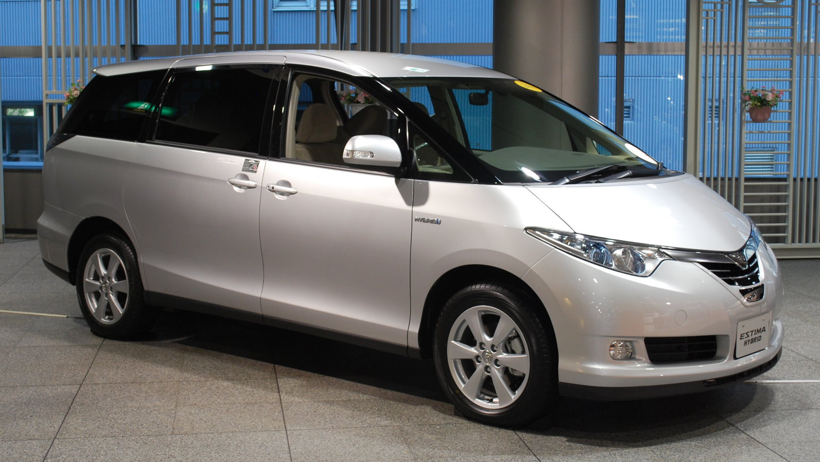 Toyota Estima 2012 Photo - 1