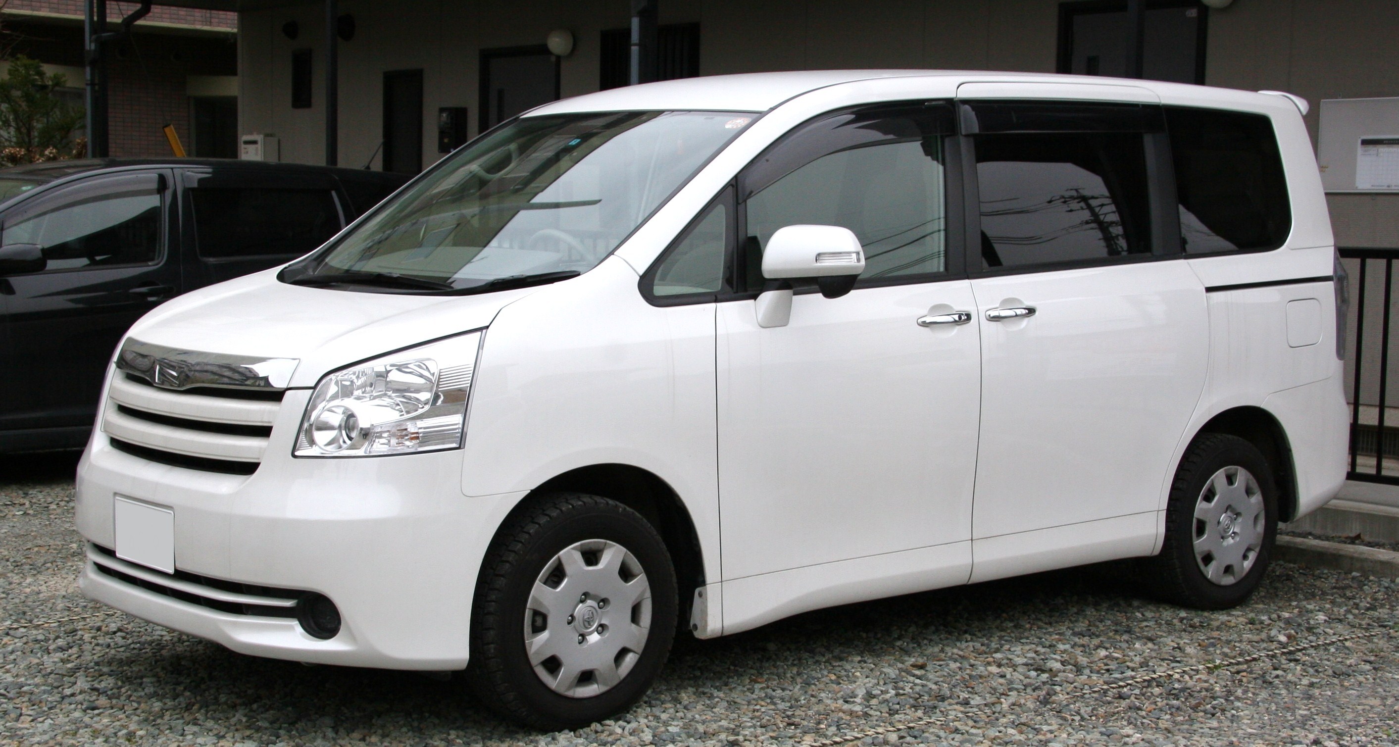 Toyota Noah 2013 Photo - 1