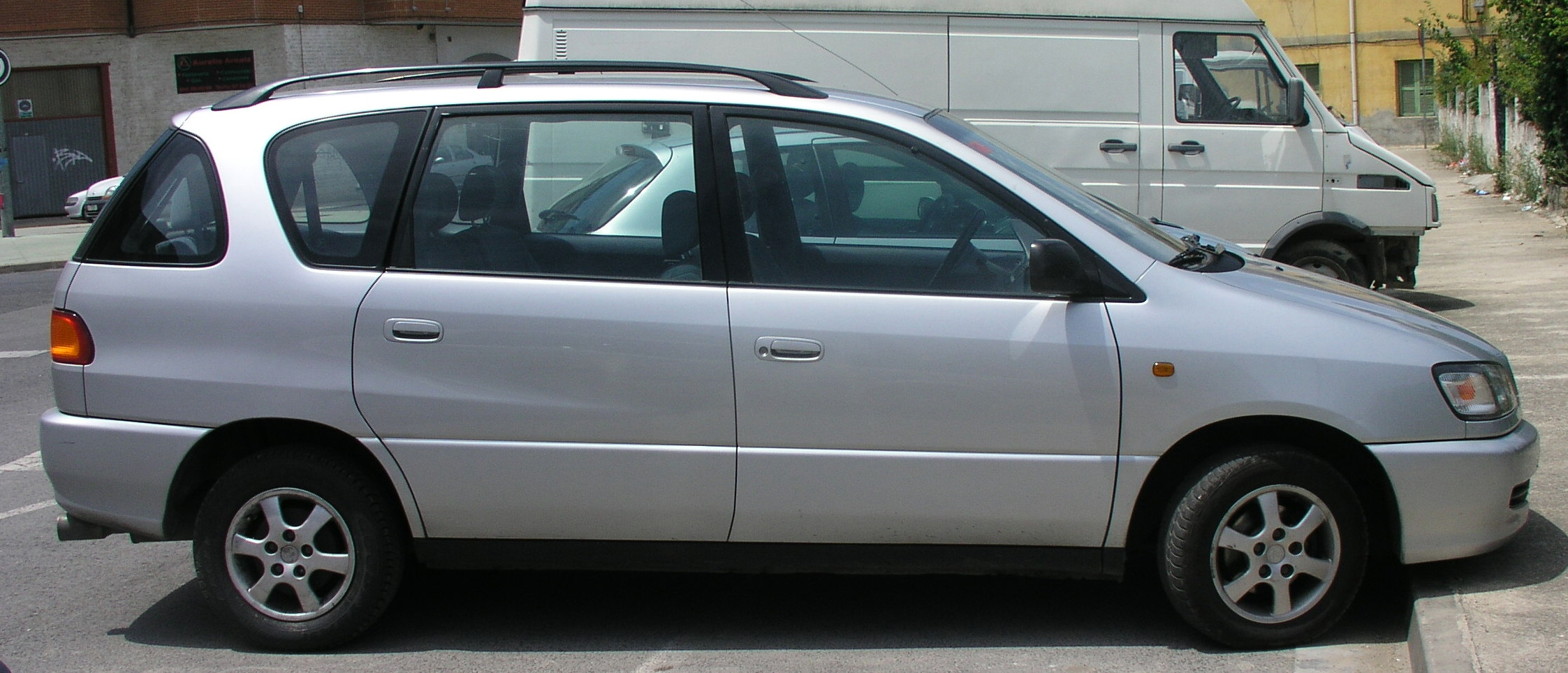 Toyota Picnic 1999 Photo - 1