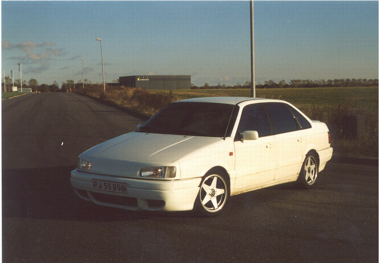 Volkswagen Passat 1990 Photo - 1
