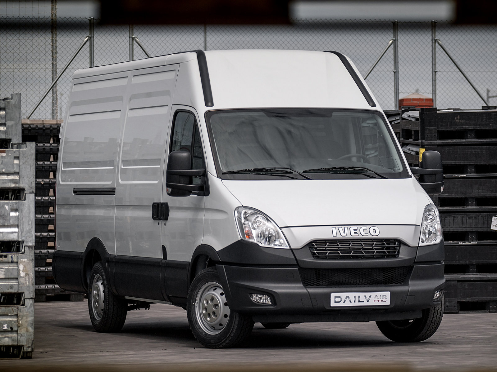 All-New 2014 Iveco Daily Breaks Cover - autoevolution
