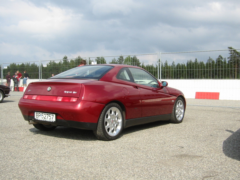 Alfa Romeo GTV 1997 photo - 2