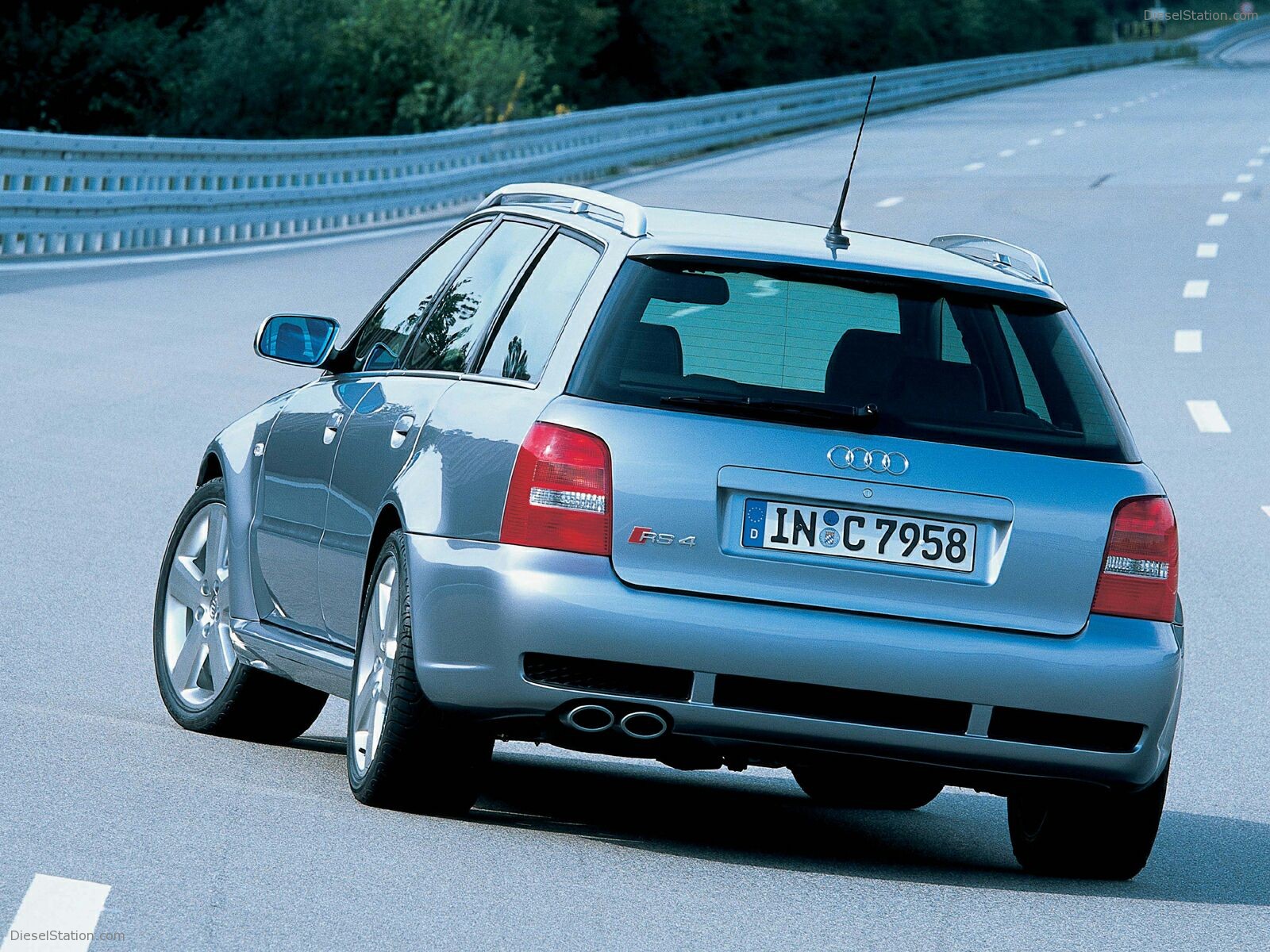Audi RS4 2000 photo - 5