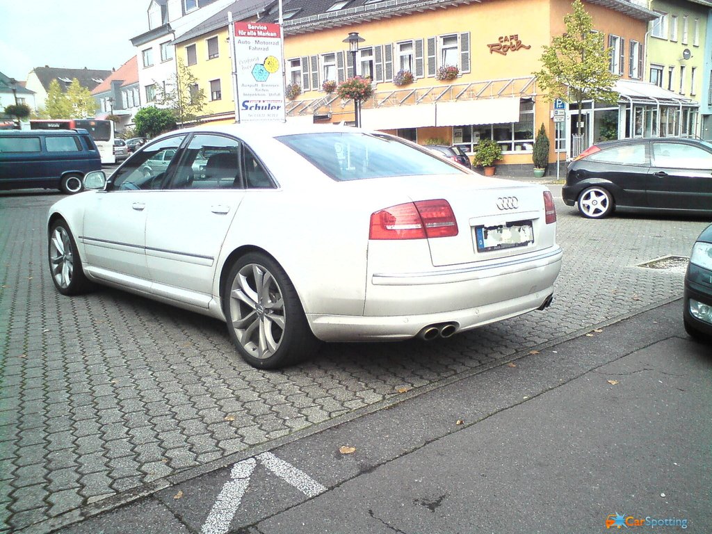 Audi S8 2010 photo - 10