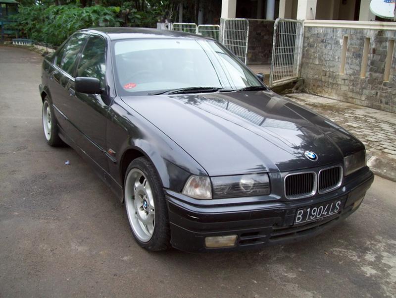 BMW 318i 1992 photo - 5
