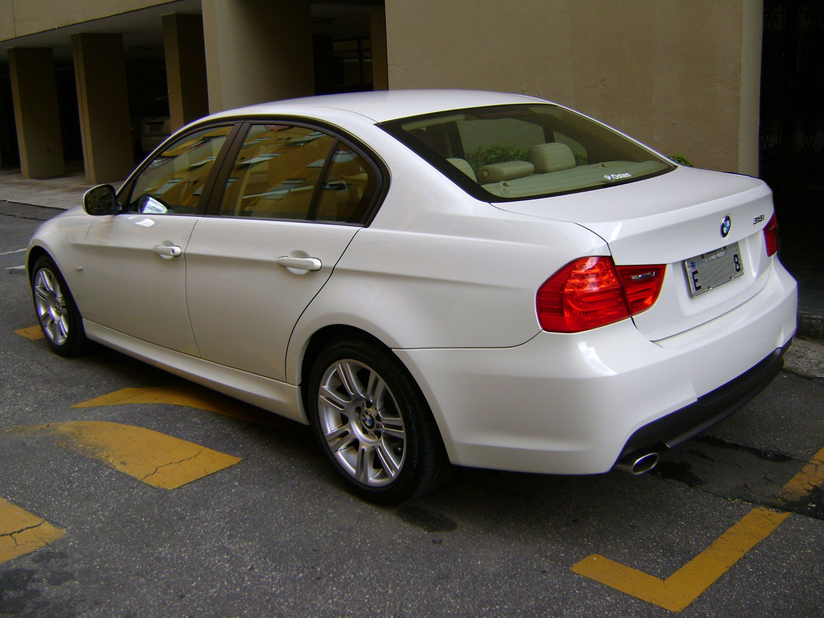BMW 318i 2012 photo - 1