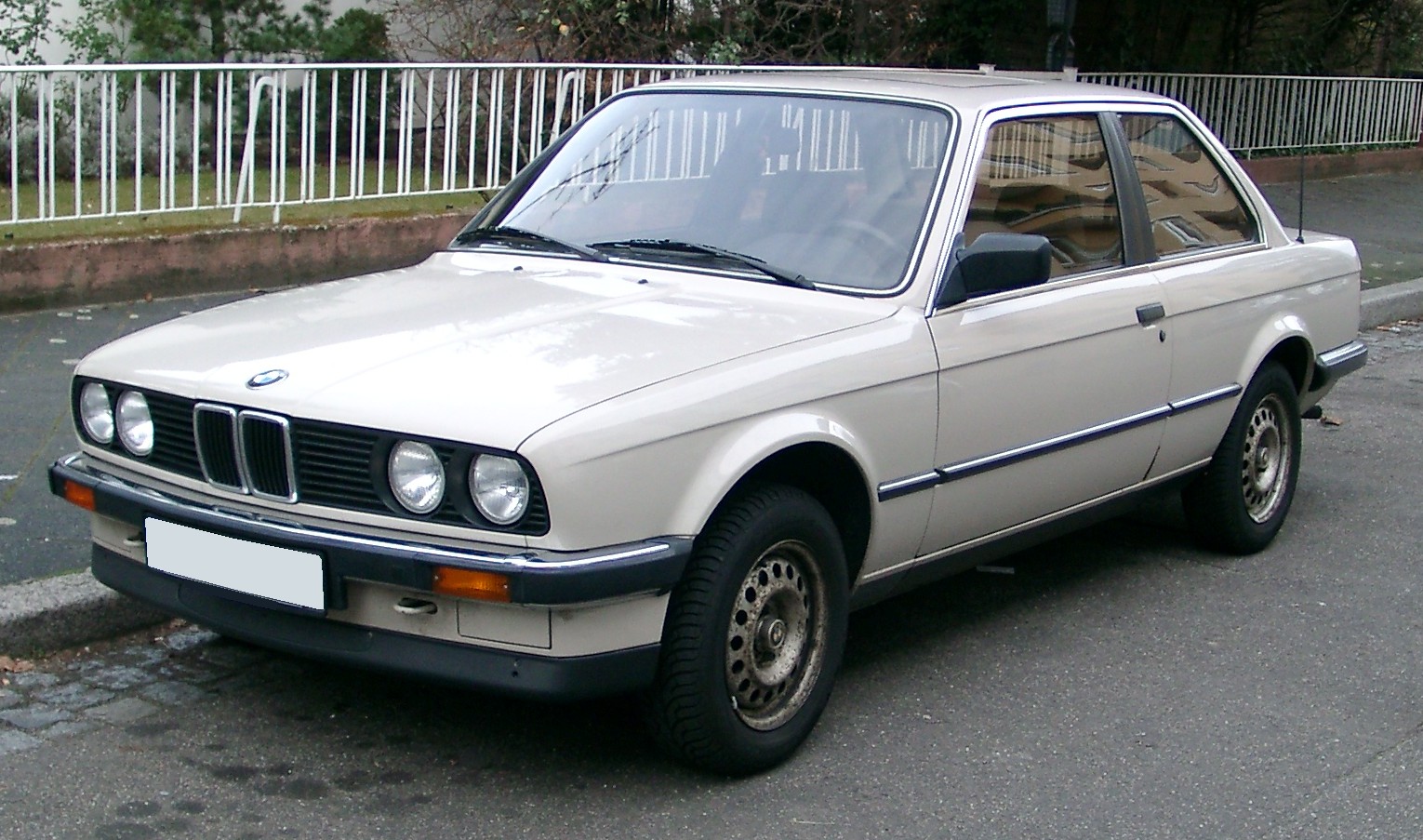 BMW 320 1987 photo - 10