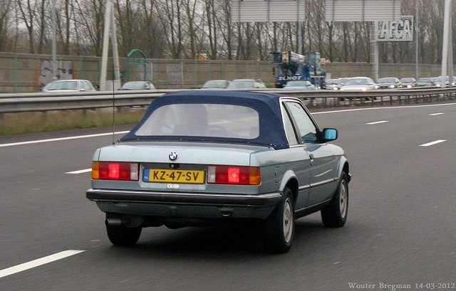 BMW 320i 1984 photo - 9