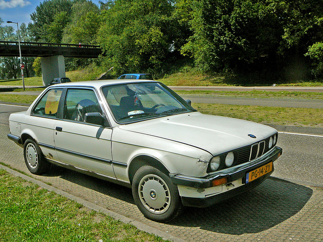 BMW 320i 1986 photo - 9