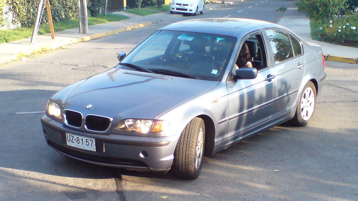 BMW 320i 2002 photo - 2