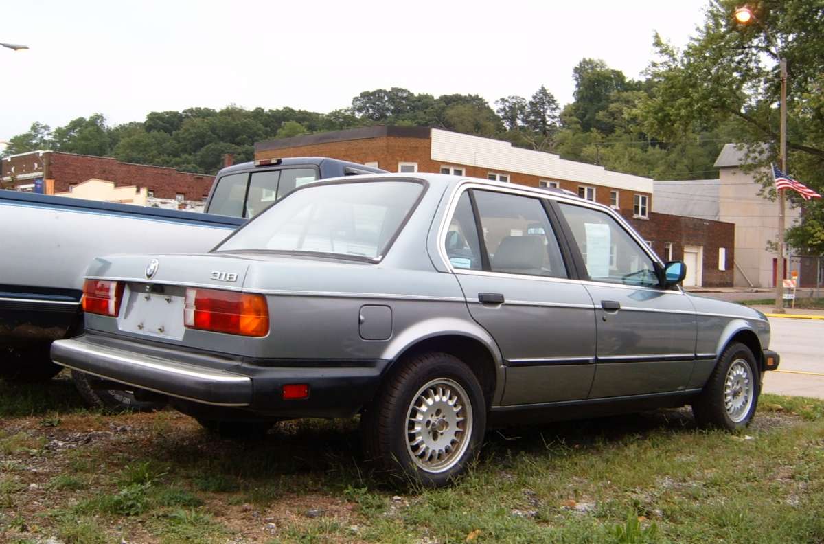 BMW 323i 1982 photo - 4