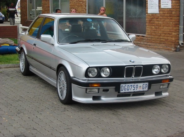 BMW 323i 1986 photo - 9