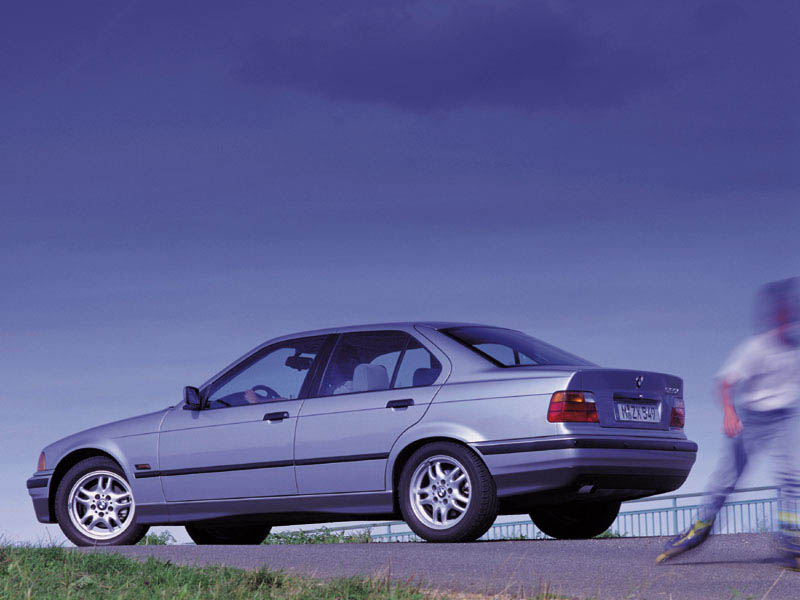 BMW 323i 1995 photo - 3