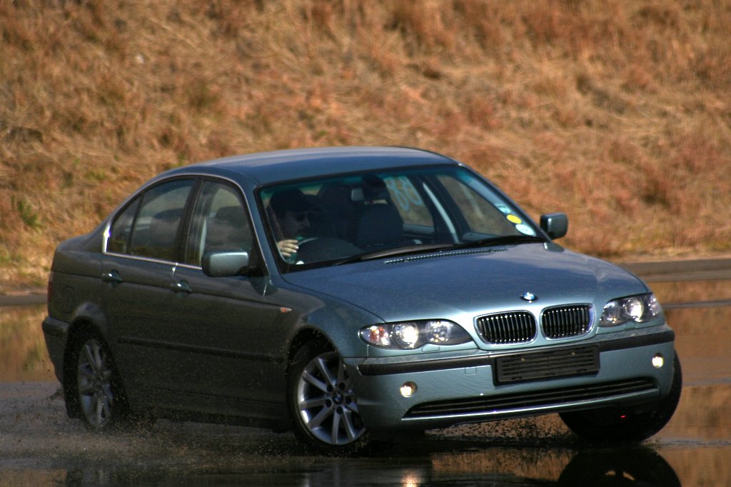 BMW 323i 2004 photo - 6