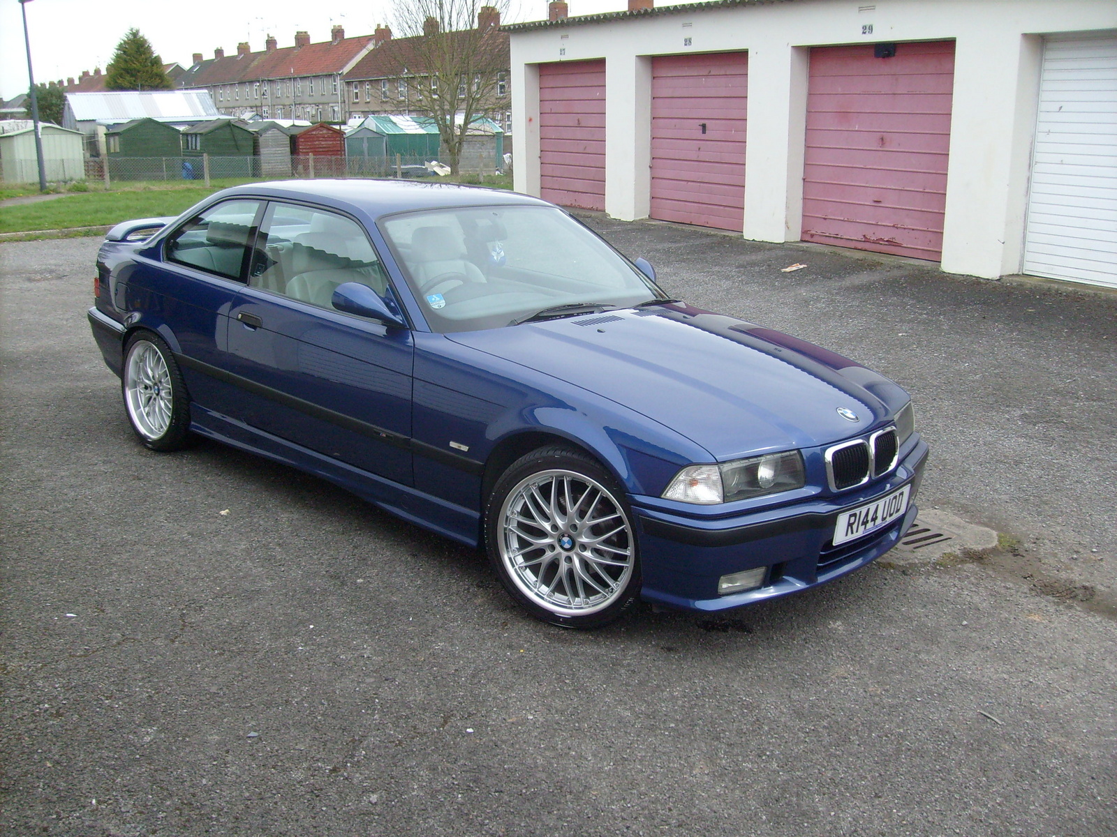 BMW 328iS 1998 photo - 3