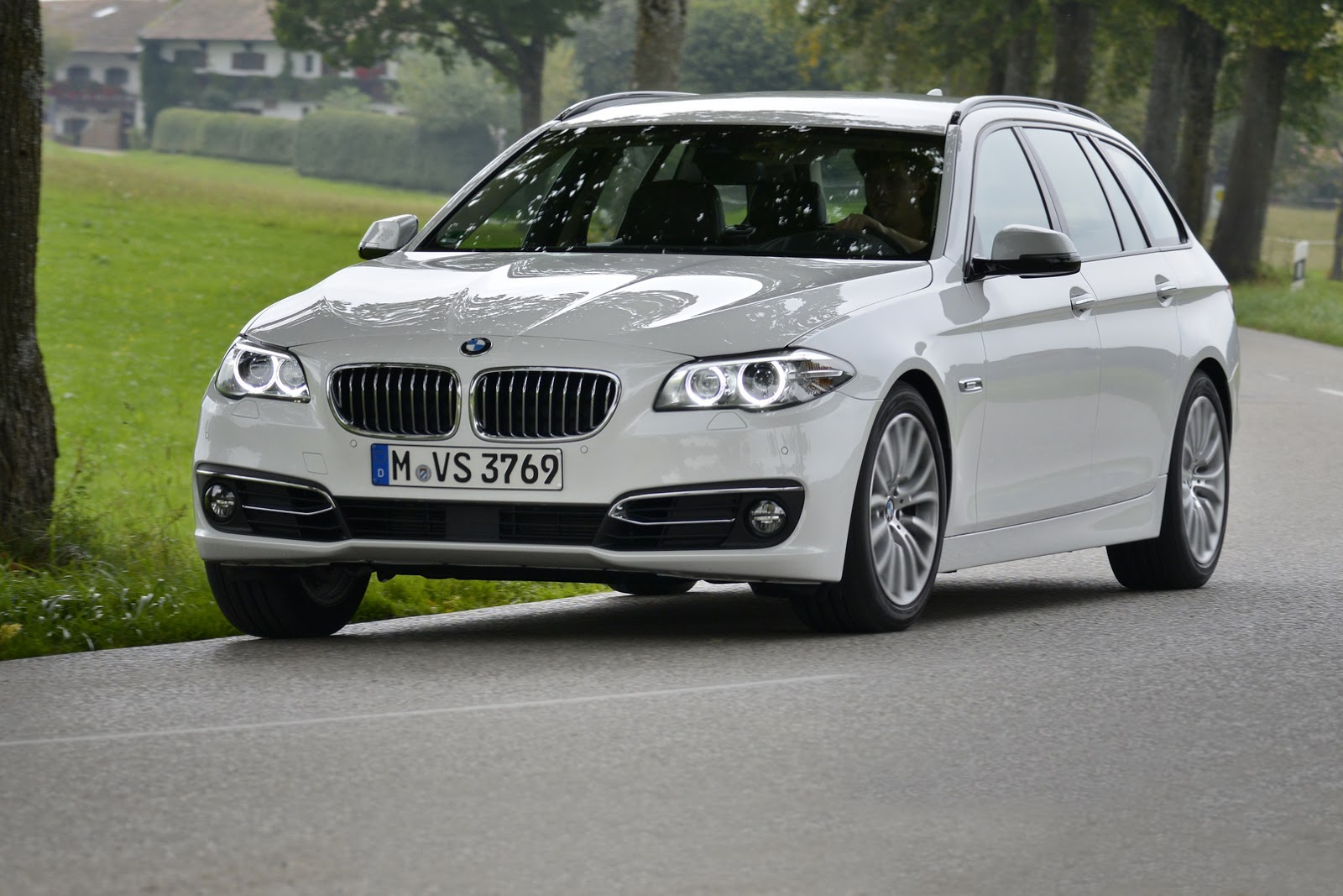 BMW 520d 2015 photo - 9
