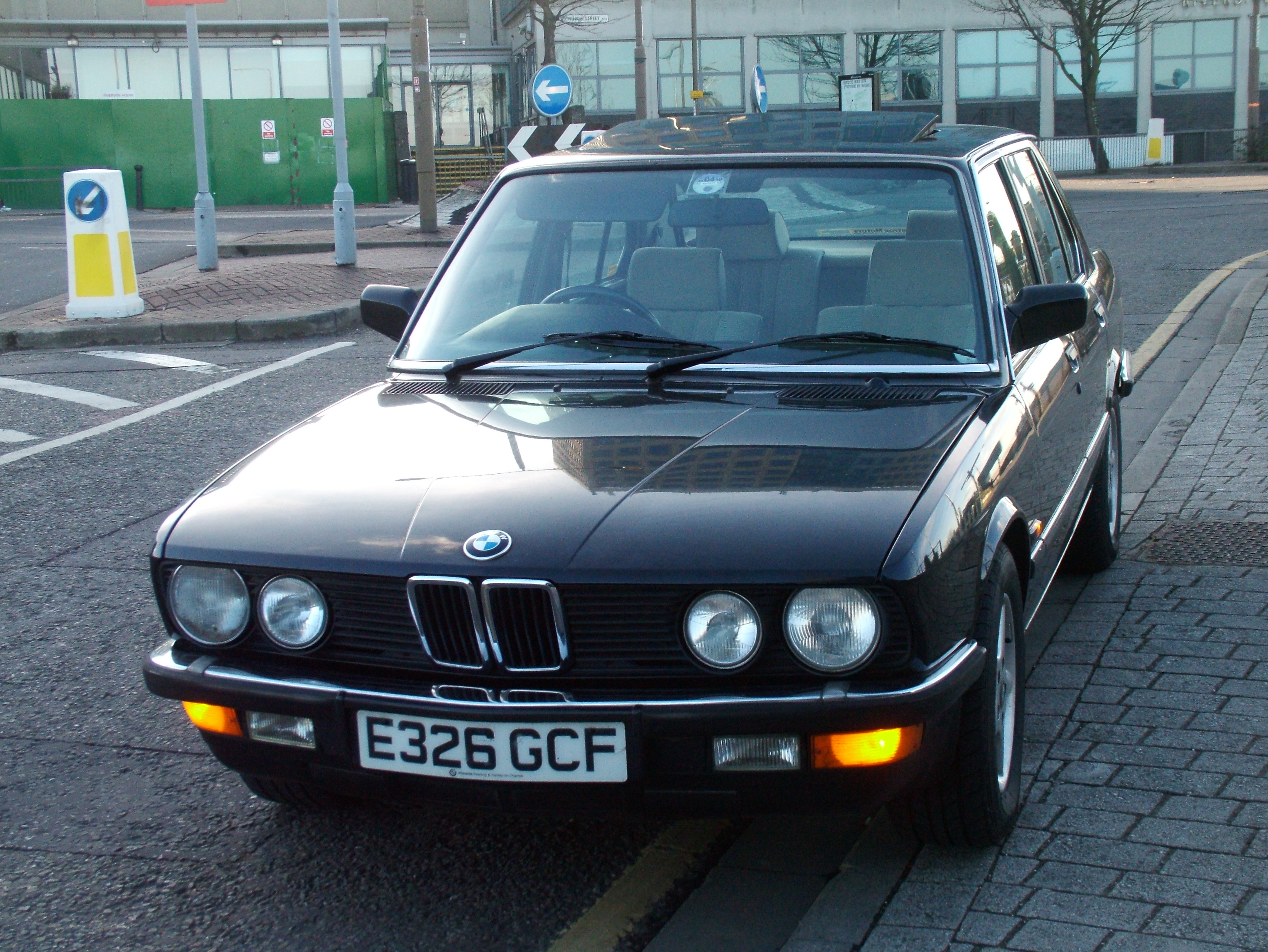 BMW 520i 1986 photo - 9