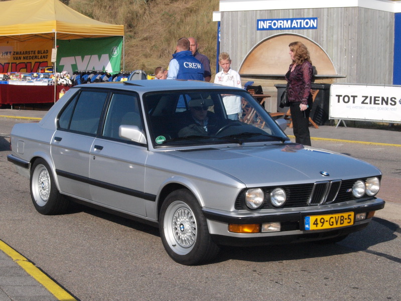 BMW 528i 1987 photo - 9