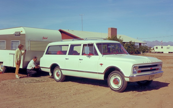 Chevrolet Suburban 1973 photo - 4