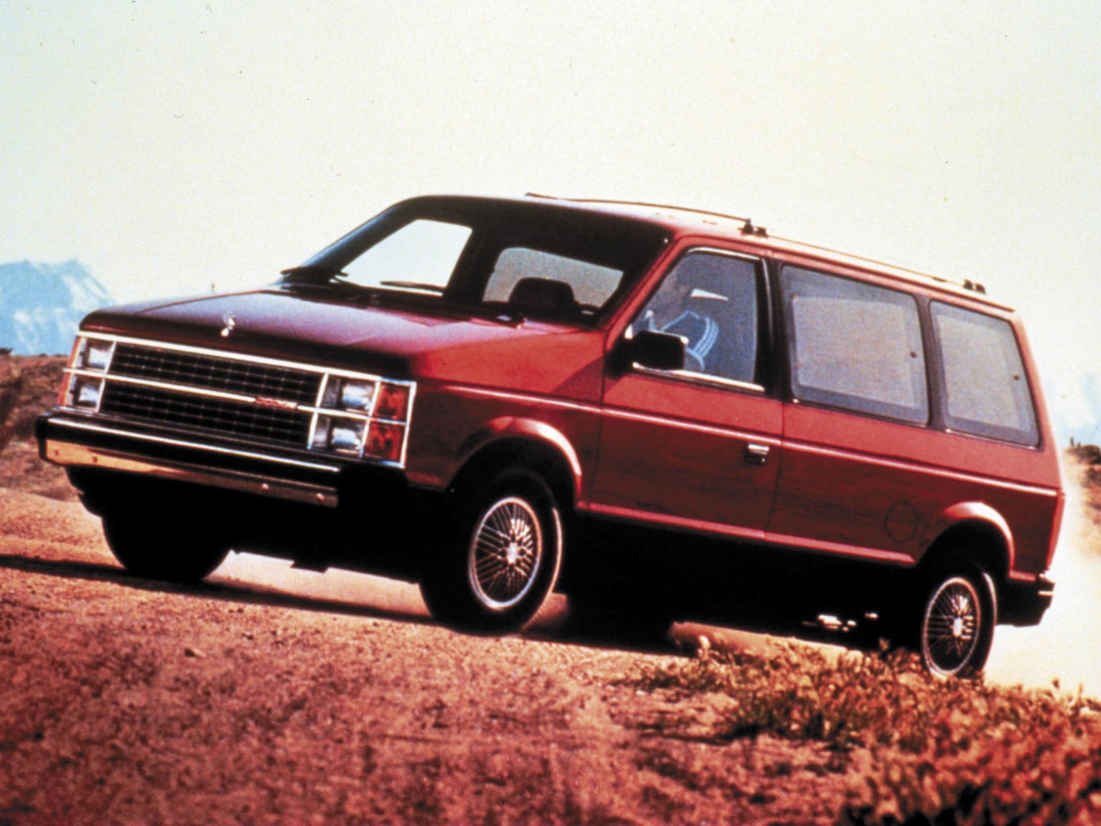 Dodge Caravan 1990 photo - 2