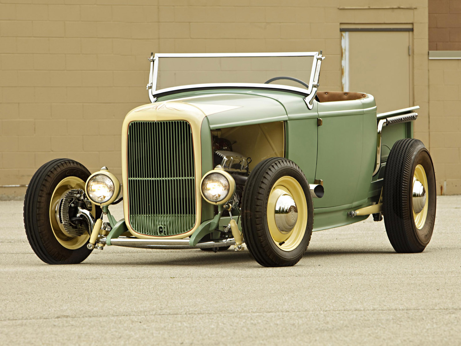 Ford Roadster 1932 photo - 2