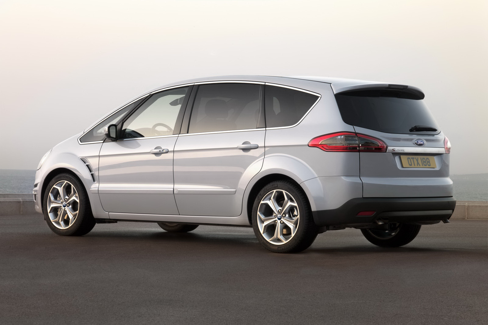 Ford S-max 2010 photo - 10
