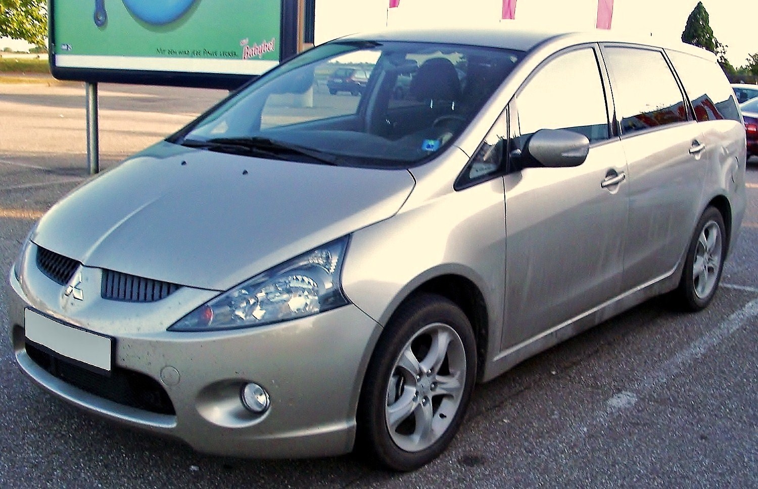 Mitsubishi Grandis 2009 Review, Amazing Pictures and