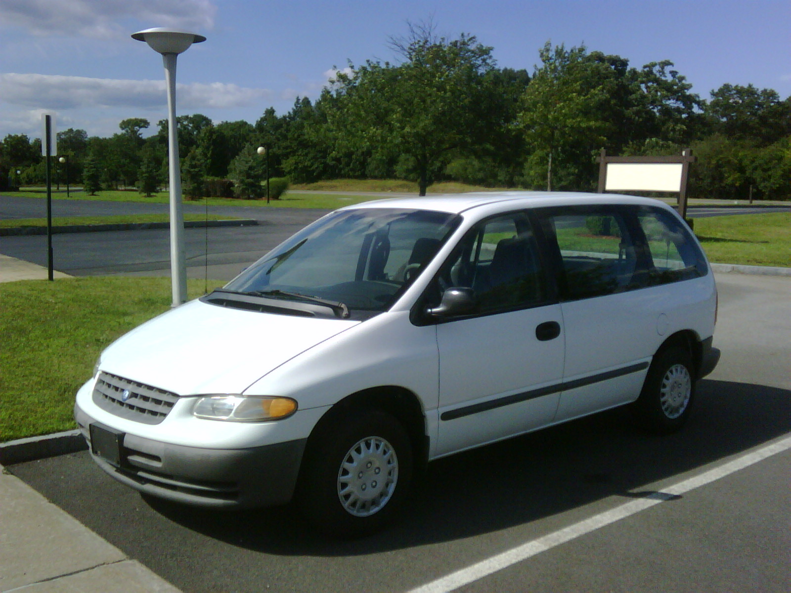 Plymouth Voyager 1998 photo - 2