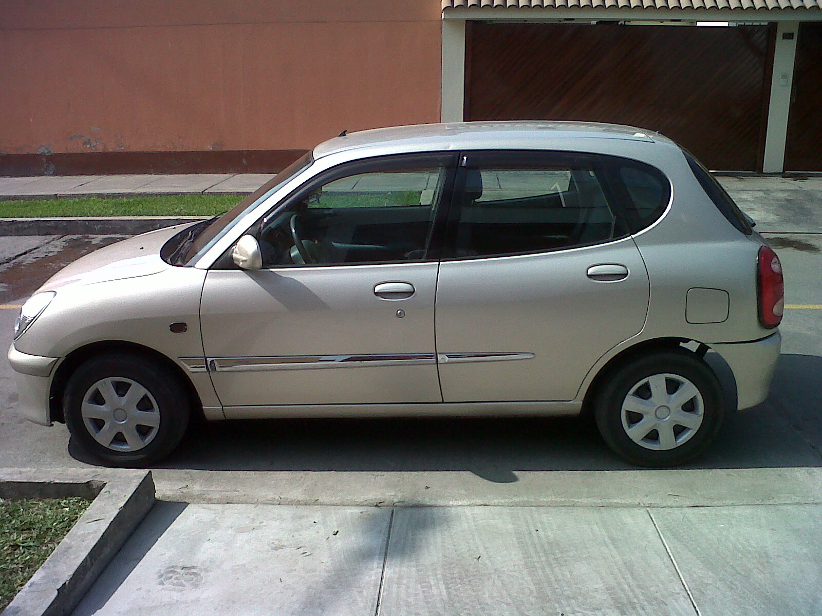 Toyota duet 2002 photo - 2